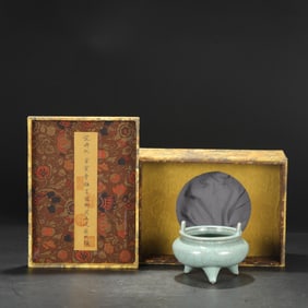 An Exquisite Guan yao Celadon Glazed Double-Ears and Tripod Censer,With an Imperial Poem by Emperor