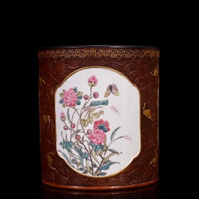 An Exquisite Famille-Rose Painted Gold Seawater and Flower Pattern Brush Pot