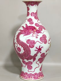 A Rare Agate Red-Glazed Painted Gold Auspicious Cloud and Dragon Pattern Vase