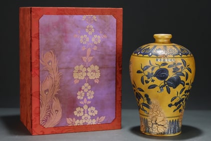 An Exquisite Yellow Ground Blue and White Fruit Pattern Vase