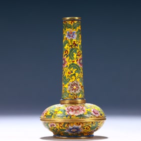 An Exquisite Painted Enamel Flower Pattern Vase