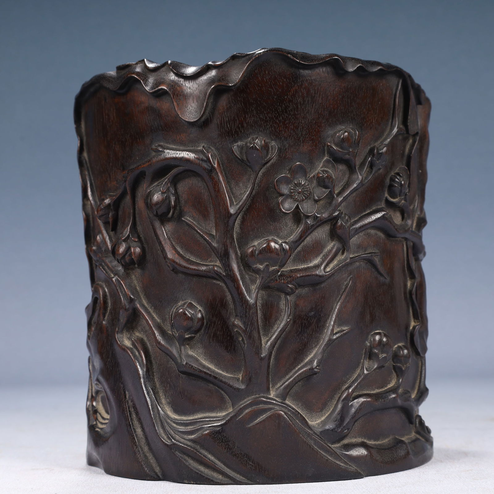 An Exquisite Zitanwood Flower Pattern Brush Pot: An Exquisite Zitanwood Flower Pattern Brush Pot,Qing Dynasty, China,Size:6.7inx6.9in,Weight:1150g 紫檀木花卉纹笔筒,中国清代