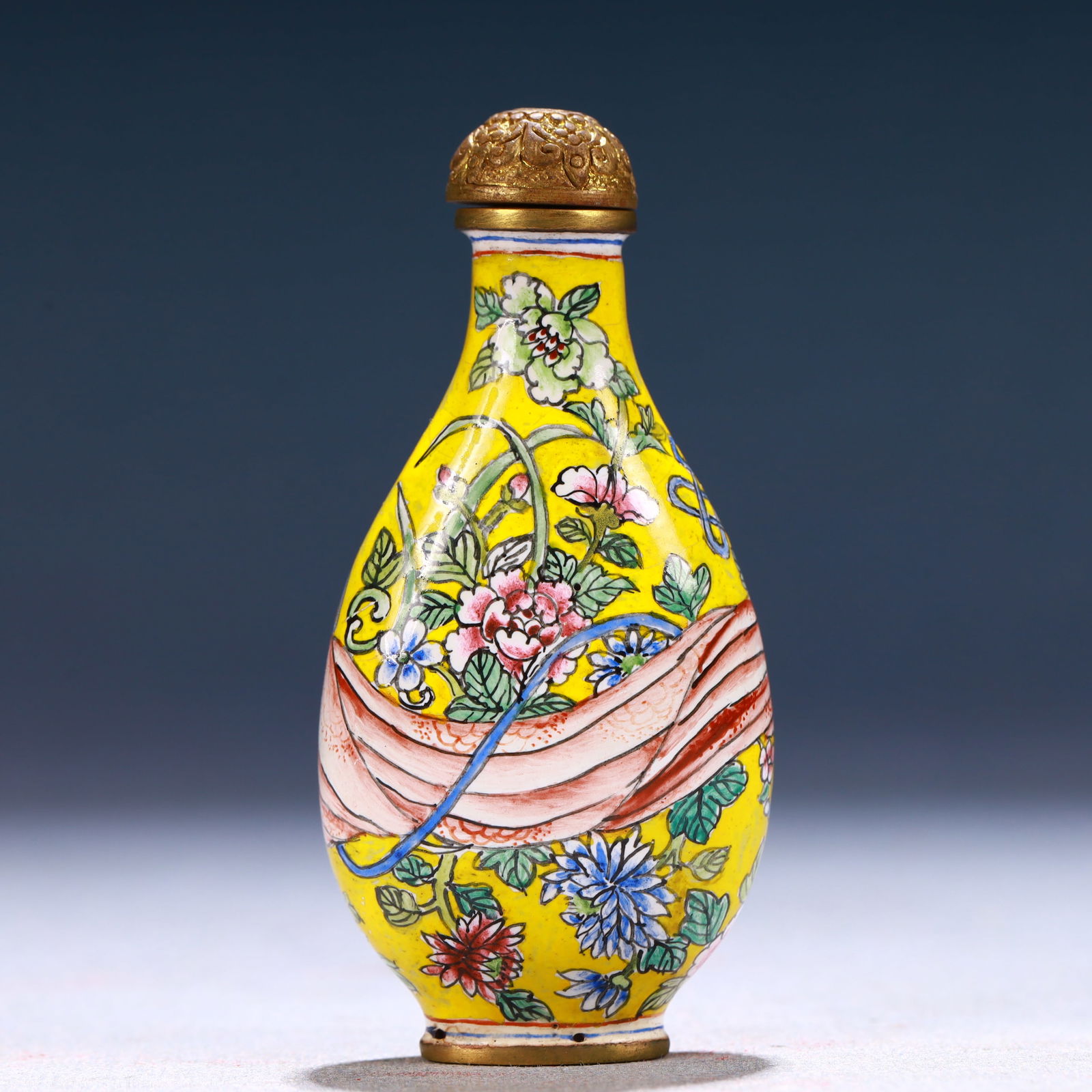 An Exquisite Painted Enamel Flower Pattern Snuff Bottle (1 of 8)