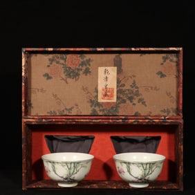 A Pair of Exquisite Famille-Rose Flower and Bird Pattern Bowls,With Poem