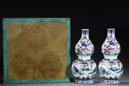 A Pair of Exquisite Wucai Flower and Bird Pattern Gourd-Shaped Vases