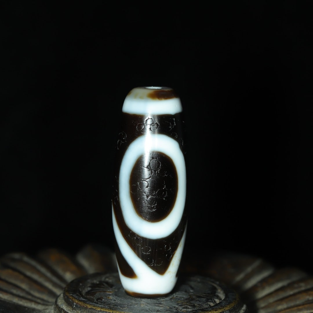 An Exquisite One Eye Dzi Bead Pendant (1 of 9)