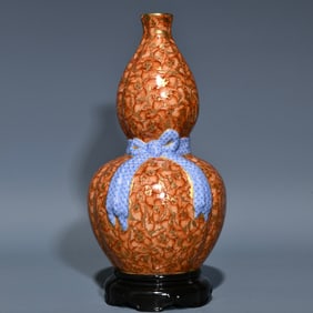 An Exquisite Gold Ground Iron-Red Flower and Bird Pattern Gourd-Shaped Vase