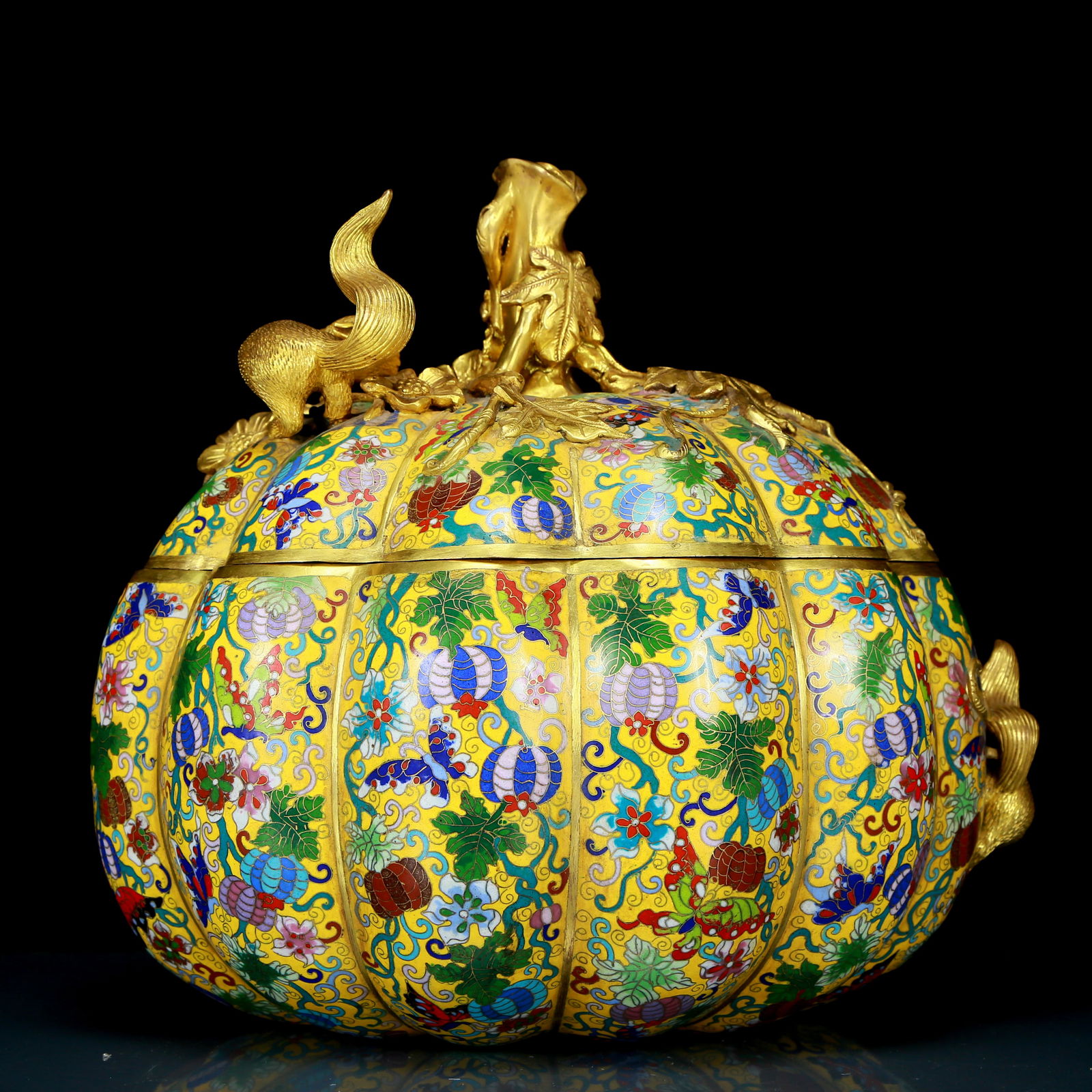 An exquisite cloisonné 'squirrel and grape' pattern box: An exquisite cloisonne 'squirrel and grape' pattern box, the application of filigree craftsmanship makes the decoration of this collection more detailed and three-dimensional. This collectible is func