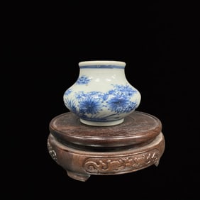 An Exquisite Blue and White Flower and Butterfly Pattern Jar