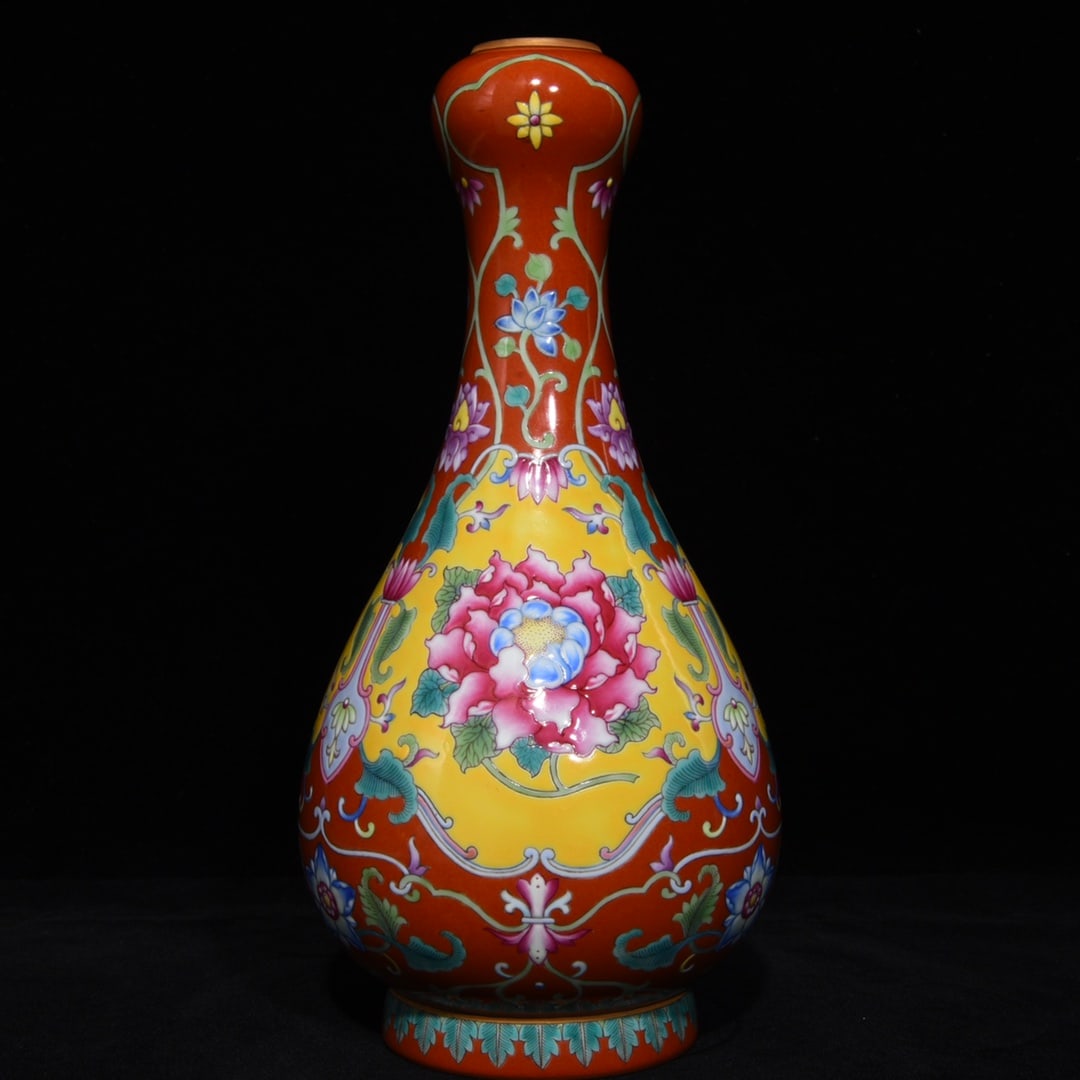 An Exquisite Iron-Red Famille-Rose Flower Pattern Vase: An Exquisite Iron-Red Famille-Rose Flower Pattern Vase,Qing Dynasty,China,Yongzheng Six-character Mark,Size:9.8inx4.9in 矾红粉彩花卉纹瓶,中国