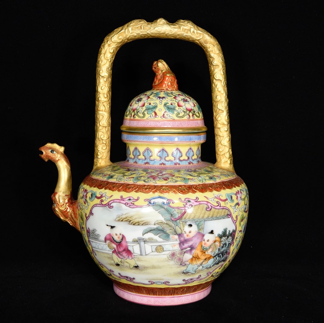 An Exquisite Enamel Figure and Story Pattern Pot: An Exquisite Enamel Figure and Story Pattern Pot,Qing Dynasty,China,Qianlong Four-Character Mark,Size:9.1inx7.1in 珐琅彩人物故事纹壶,中Þ
