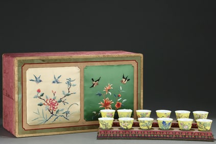 A Set of Fine Famille-Rose Flower Pattern Cups,with Poem