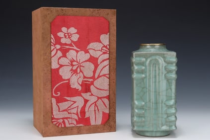 An Exquisite Guan yao Vase
