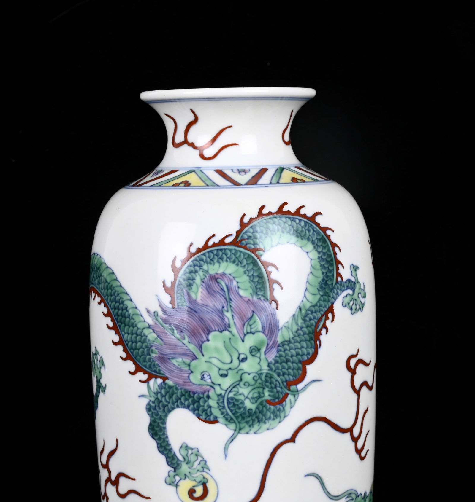 An Exquisite Doucai Dragon Pattern Vase - 4