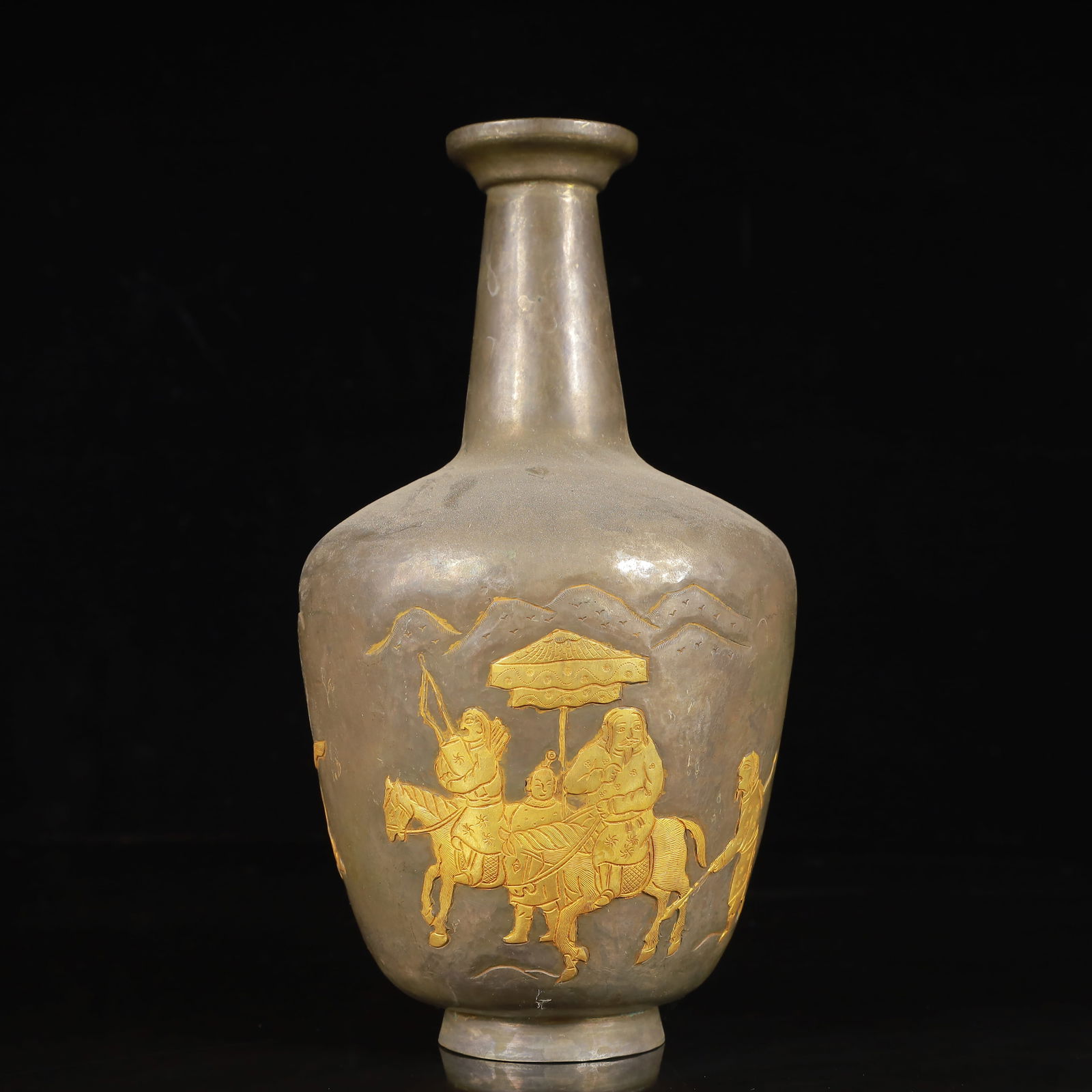 An Exquisite Gilt Silver Figure Pattern Vase: An Exquisite Gilt Silver Figure Pattern Vase,Tang Dynasty,China,Zhenguan Four-Character Mark,Size:4.7inx8.7in,Weight:650g 