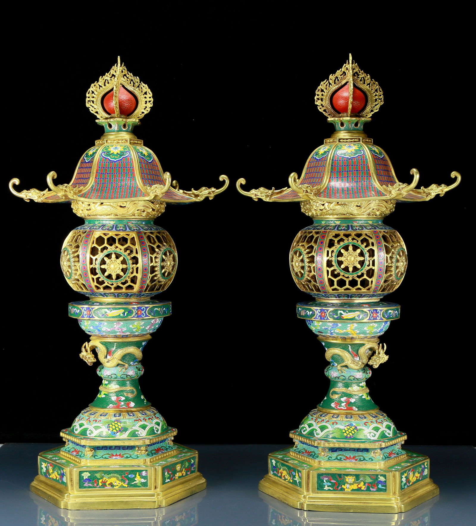 A Pair of Huge Cloisonne Dragon Pattern Palace Lanterns: A Pair of Huge Cloisonne Dragon Pattern Palace Lanterns，Qing Dynasty, China，Qianlong Six-character Mark，Size:15.7inx11.4inx30.3in，Total Weight:43.30kg 景泰Ŕ