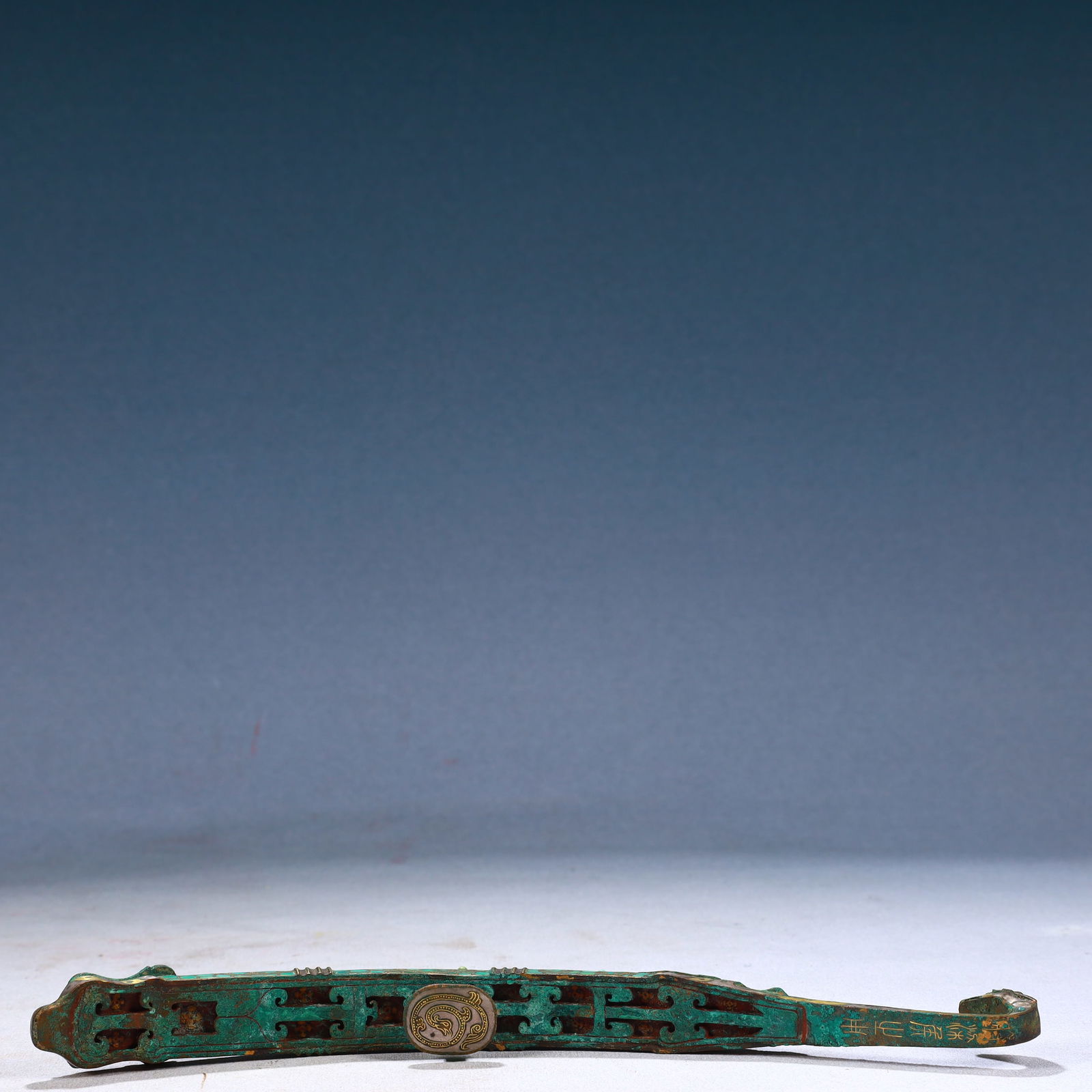 An Archaic Bronze Inlaid Gold Beast-head Hook,Inlaid Turquoise,With Inscription - 12