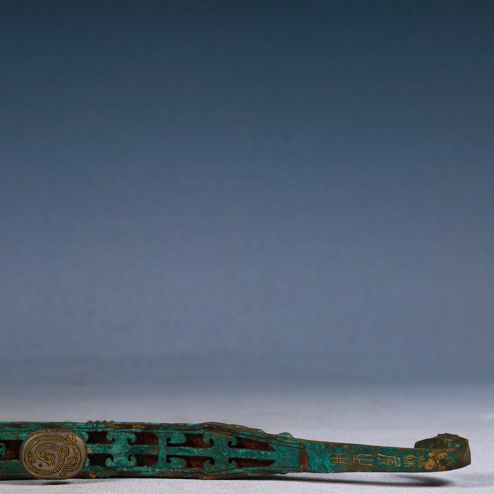 An Archaic Bronze Inlaid Gold Beast-head Hook,Inlaid Turquoise,With Inscription - 13
