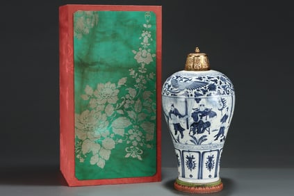 A Huge Blue and White Figure and Story Pattern Bottle