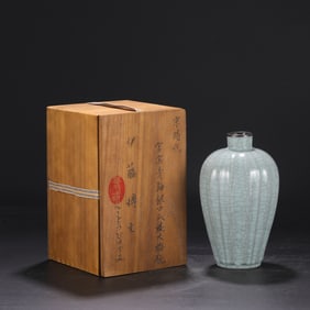 An Exquisite Guan yao Celadon Glazed Cover with Silver Vase,with an Imperial Poem by Emperor