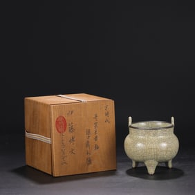 An Exquisite Ge yao Yellow Glazed Cover with Silver Double-Ears and Tripod Censer