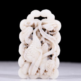 An exquisite white jade bird pattern plate