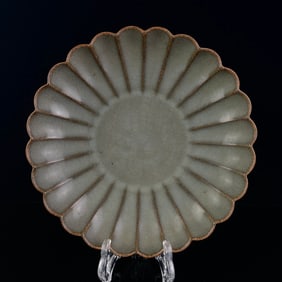 An Exquisite Guan yao Plate