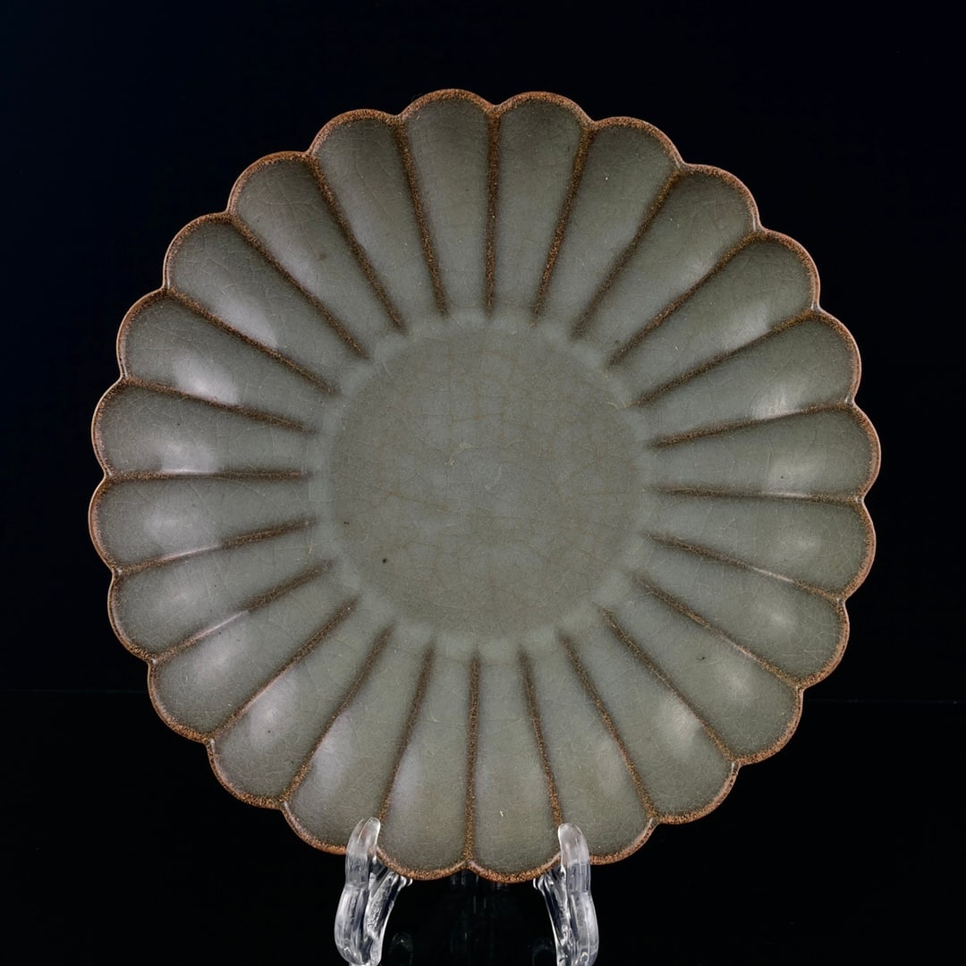 An Exquisite Guan yao Plate: An Exquisite Guan yao Plate,Yuan Dynasty,China,Size:2inx9.4in 官窑盘,中国宋代