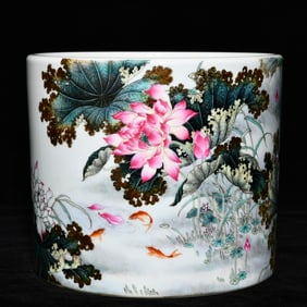 An Exquisite Famille-Rose Flower Pattern Brush Pot