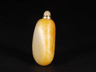An Exquisite White Jade Snuff Bottle