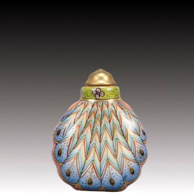 An Exquisite Famille-Rose Peacock Pattern Snuff Bottle