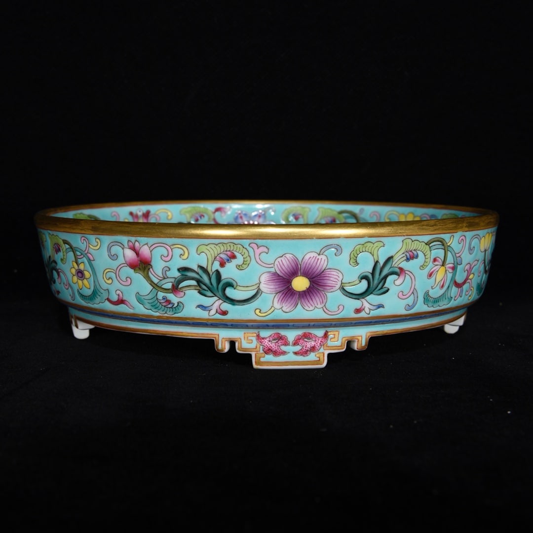 An Exquisite Famille-Rose Flower and Butterfly Pattern Plate: An Exquisite Famille-Rose Flower and Butterfly Pattern Plate,Qing Dynasty,China,Qianlong Six-Character Mark,Size:1.8inx6.3in 粉彩花卉蝴蝶纹盘,中&#
