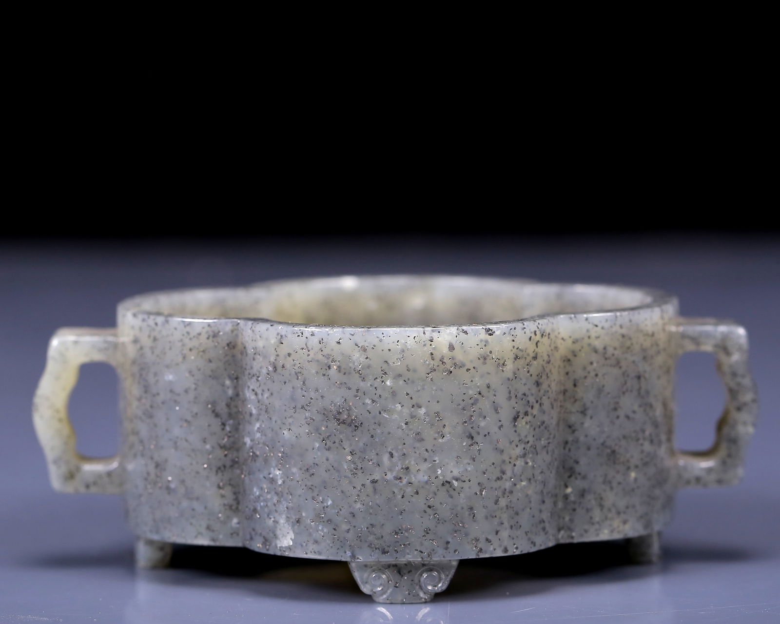 An Exquisite Hetian Jade Double-Ears Censer: An Exquisite Hetian Jade Double-Ears Censer,Qing Dynasty, China,Size: 4.3inx2.8inx1.6in,Weight:190g 和田玉双耳香炉，清代