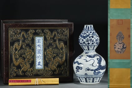 A Huge Blue and White Dragon and Phoenix Pattern Gourd-Shaped Vase,with Chinese Vertical Scroll Ink