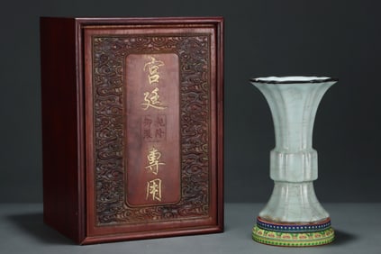 An Exquisite Guan yao Cover with Silver Vase,with an Imperial Poem by Emperor Qianlong