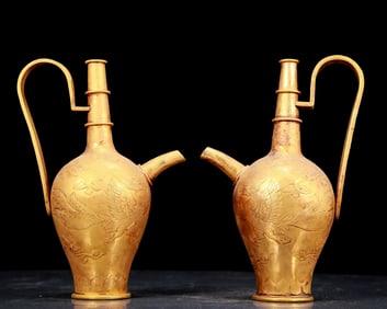 A pair of exquisite gilt bronze wine bottles with phoenix pattern