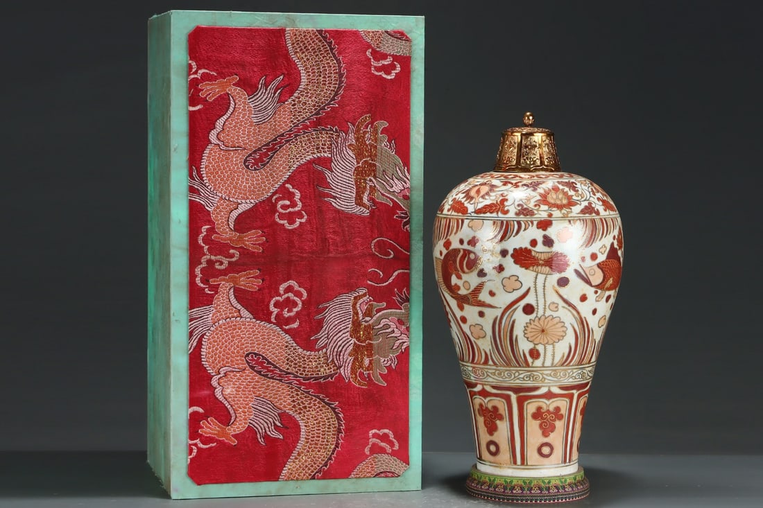 A Huge Iron-Red Painted Gold Hornwort Pattern Bottle: A Huge Iron-Red Painted Gold Hornwort Pattern Bottle,Yuan Dynasty,China,Size:19.5inx10.4in 矾红描金鱼藻纹瓶带盖,中国元