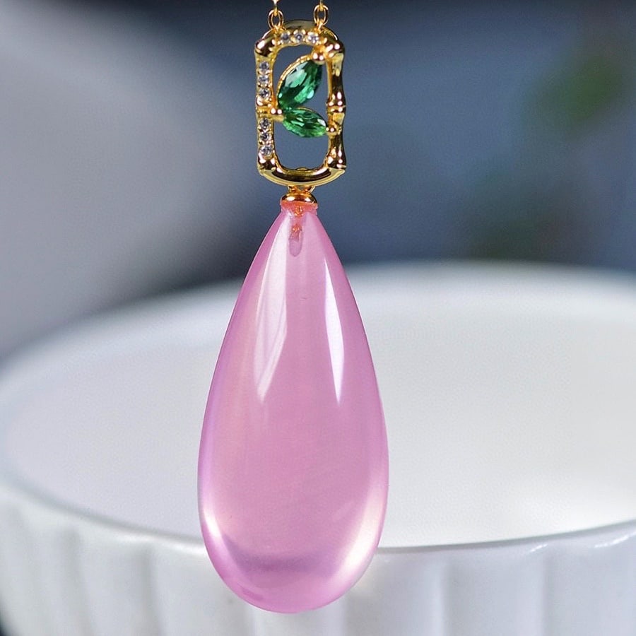 An Exquisite Crystal Necklace: An Exquisite Crystal Necklace,Size:1.3inx0.6inx0.4in 水晶项链