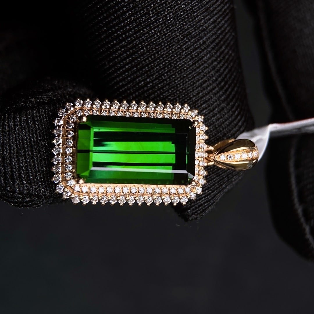 6.32Ctw Natural Tourmaline Necklace: 6.32Ctw Natural Tourmaline Necklace,Size:0.6inx0.3in 6.32Ctw天然碧玺项链