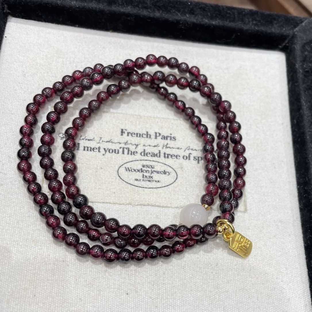 An Exquisite Garnet Bracelet: An Exquisite Garnet Bracelet,Size:0.1in 石榴石手串