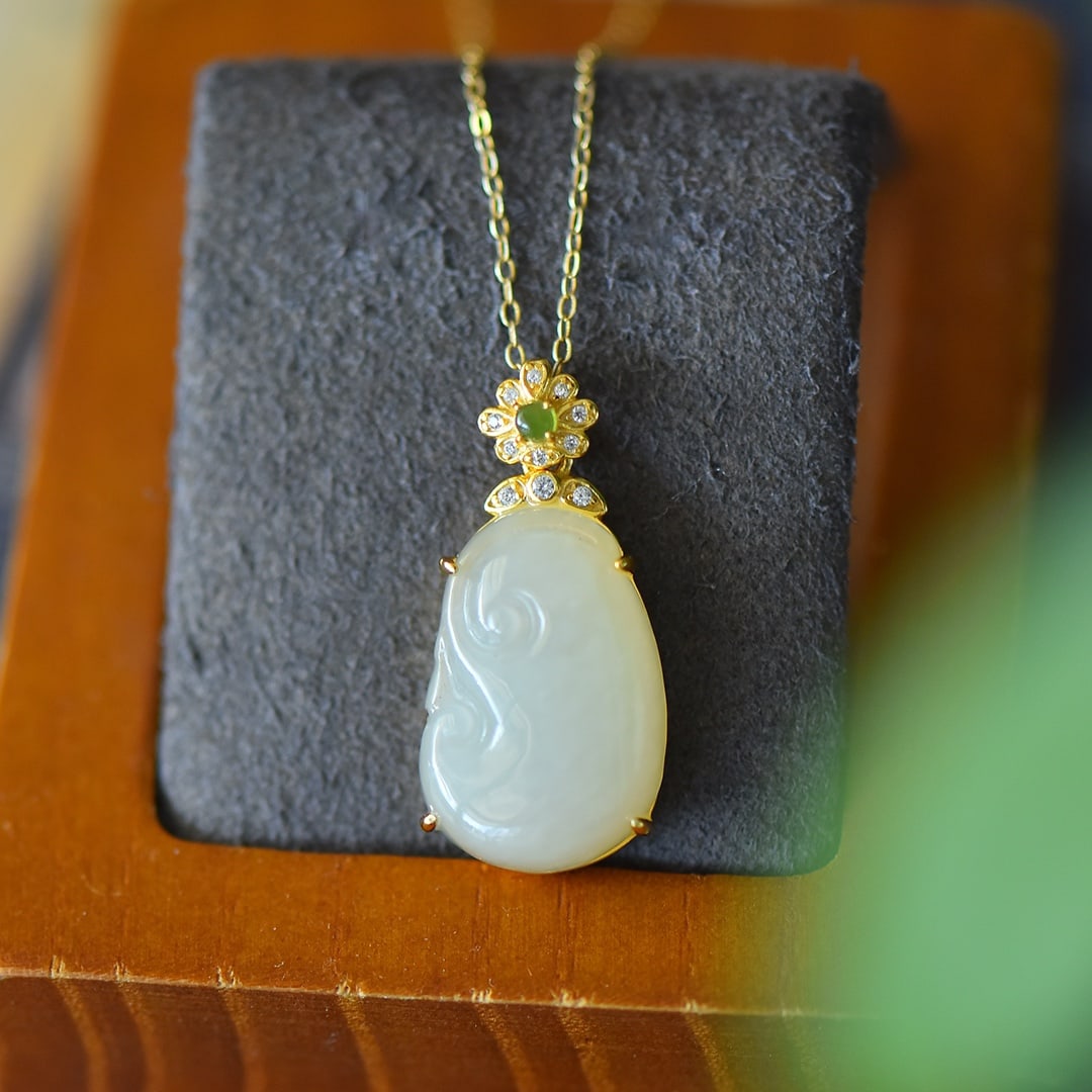 An Exquisite Sterling Silver-Gold Plated Inlaid White Jade Necklace,Inlaid Diamond: An Exquisite Sterling Silver-Gold Plated Inlaid White Jade Necklace,Inlaid Diamond,Size:0.5inx0.9in 纯银镀金镶白玉项链,嵌钻石