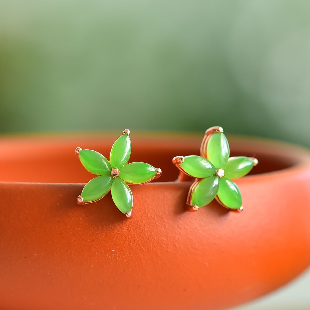 A Pair of Exquisite Sterling Silver-Gold Plated Inlaid Jasper Earrings: A Pair of Exquisite Sterling Silver-Gold Plated Inlaid Jasper Earrings 一对纯银镀金镶碧玉耳环