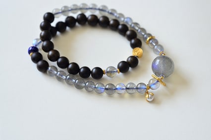 An Exquisite Bodhi Bracelets with Dzi Bead Buddha Statue
