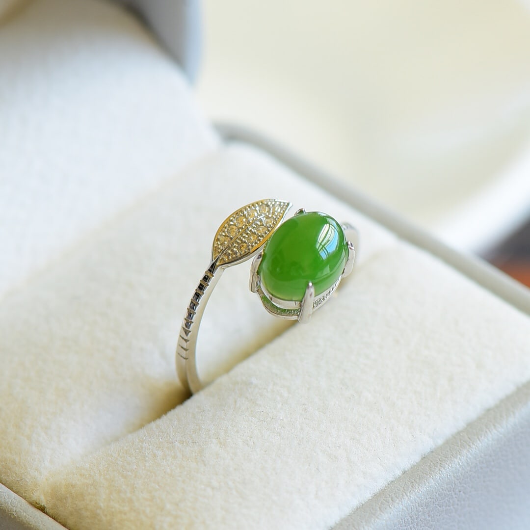 An Exquisite Sterling Silver Inlaid Jasper Ring: An Exquisite Sterling Silver Inlaid Jasper Ring 纯银镶碧玉戒指