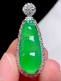An Exquisite 18k Gold Diamond Inlaid Jadeite Pendant