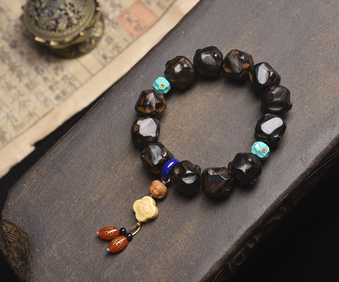 An Exquisite Eaglewood Bracelets - 2