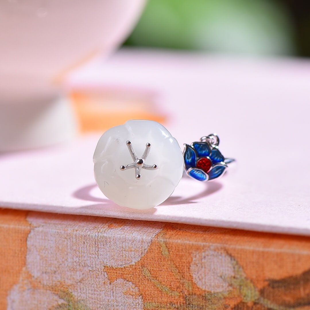 An Exquisite Sterling Silver Inlaid White Jade Enamel Ring: An Exquisite Sterling Silver Inlaid White Jade Enamel Ring,Size:0.6inx0.6in 纯银镶白玉珐琅戒指