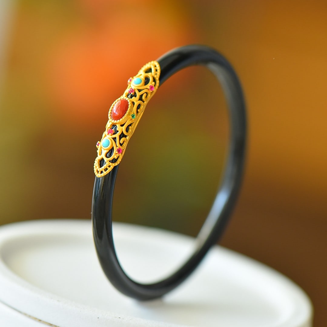 An Exquisite Sterling Silver-Gold Plated Inlaid Black Jade Bracelet: An Exquisite Sterling Silver-Gold Plated Inlaid Black Jade Bracelet 纯银镀金镶黑玉手镯