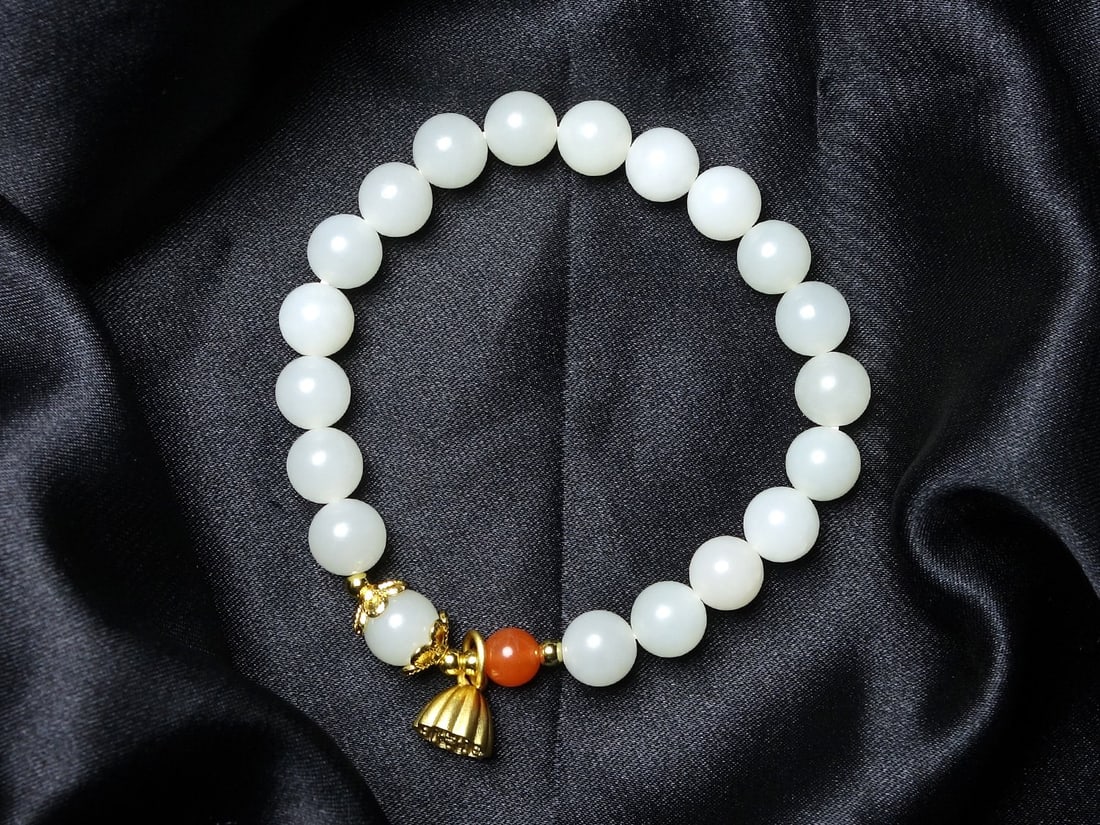 An Exquisite White Jade Bracelets: An Exquisite White Jade Bracelets,Size:(bead)0.3in 白玉手链
