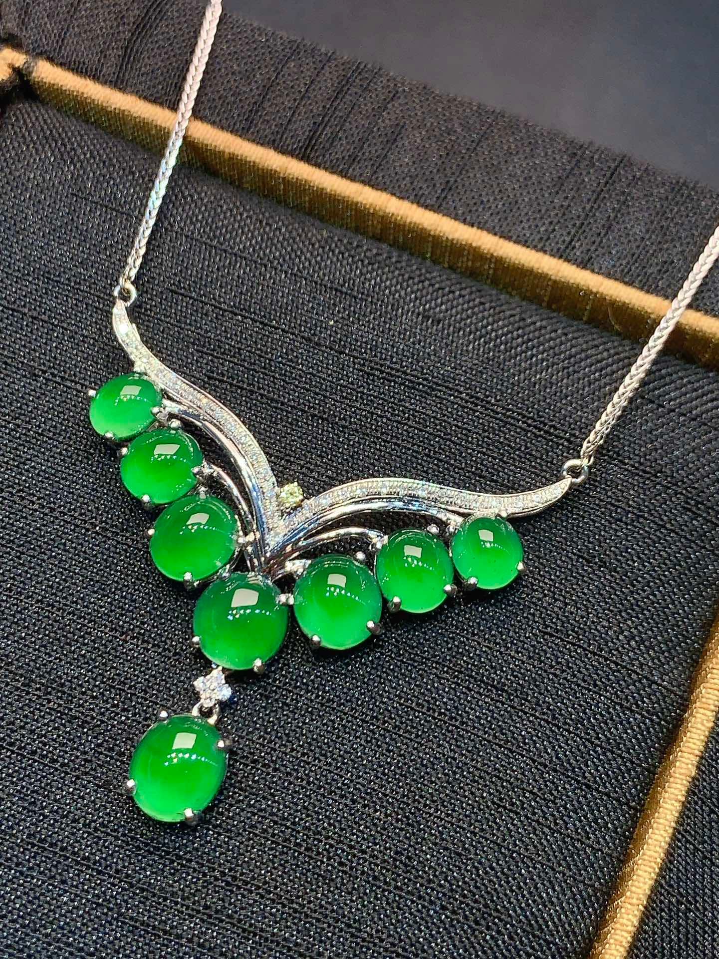 An Exquisite 18k Gold Diamond Inlaid Jadeite Necklace: An Exquisite 18k Gold Diamond Inlaid Jadeite Necklace,Size(Loose Stone):0.3inx0.2inx0.1in 18k金钻镶嵌翡翠项链
